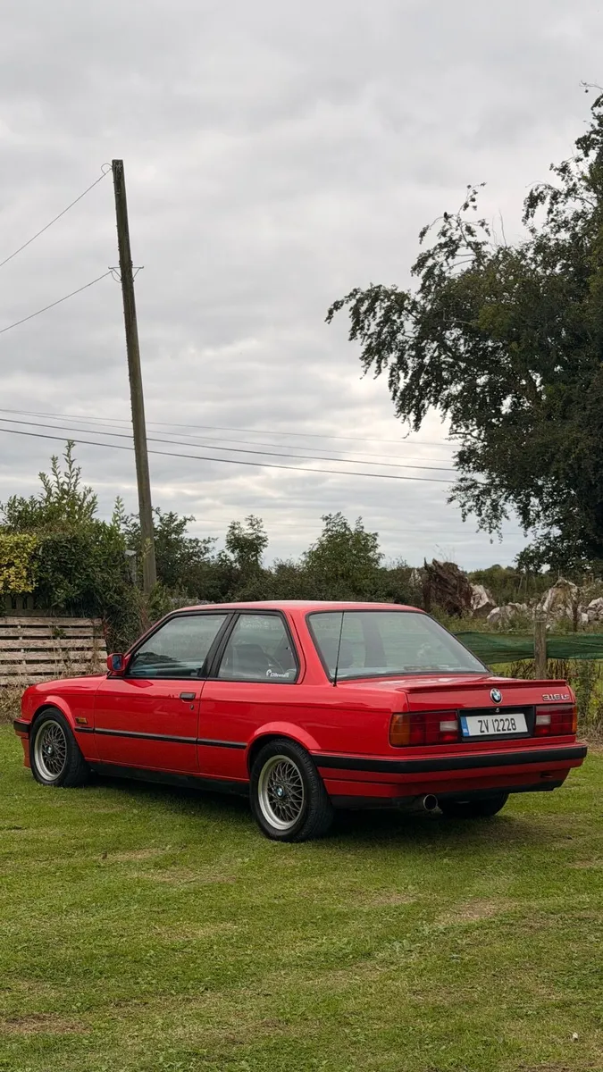 Bmw E30 318is - Image 2