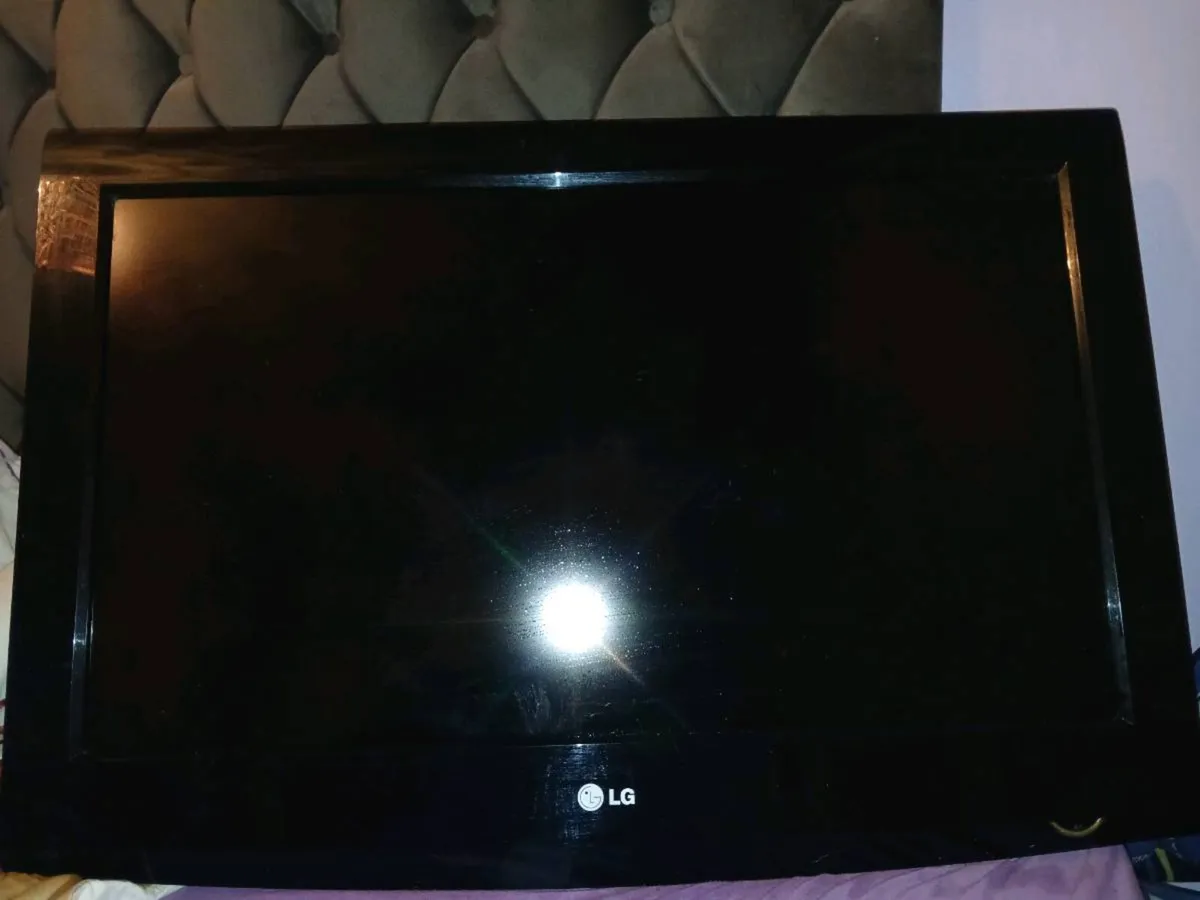 T.v 38 inch with wall mount bracket no remote cont - Image 1