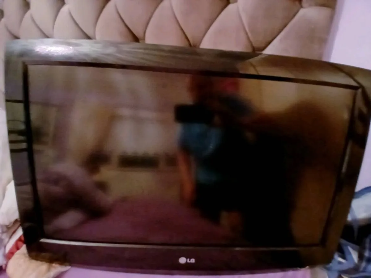 T.v 38 inch with wall mount bracket no remote cont - Image 2