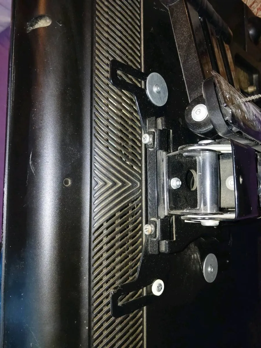 T.v 38 inch with wall mount bracket no remote cont - Image 3