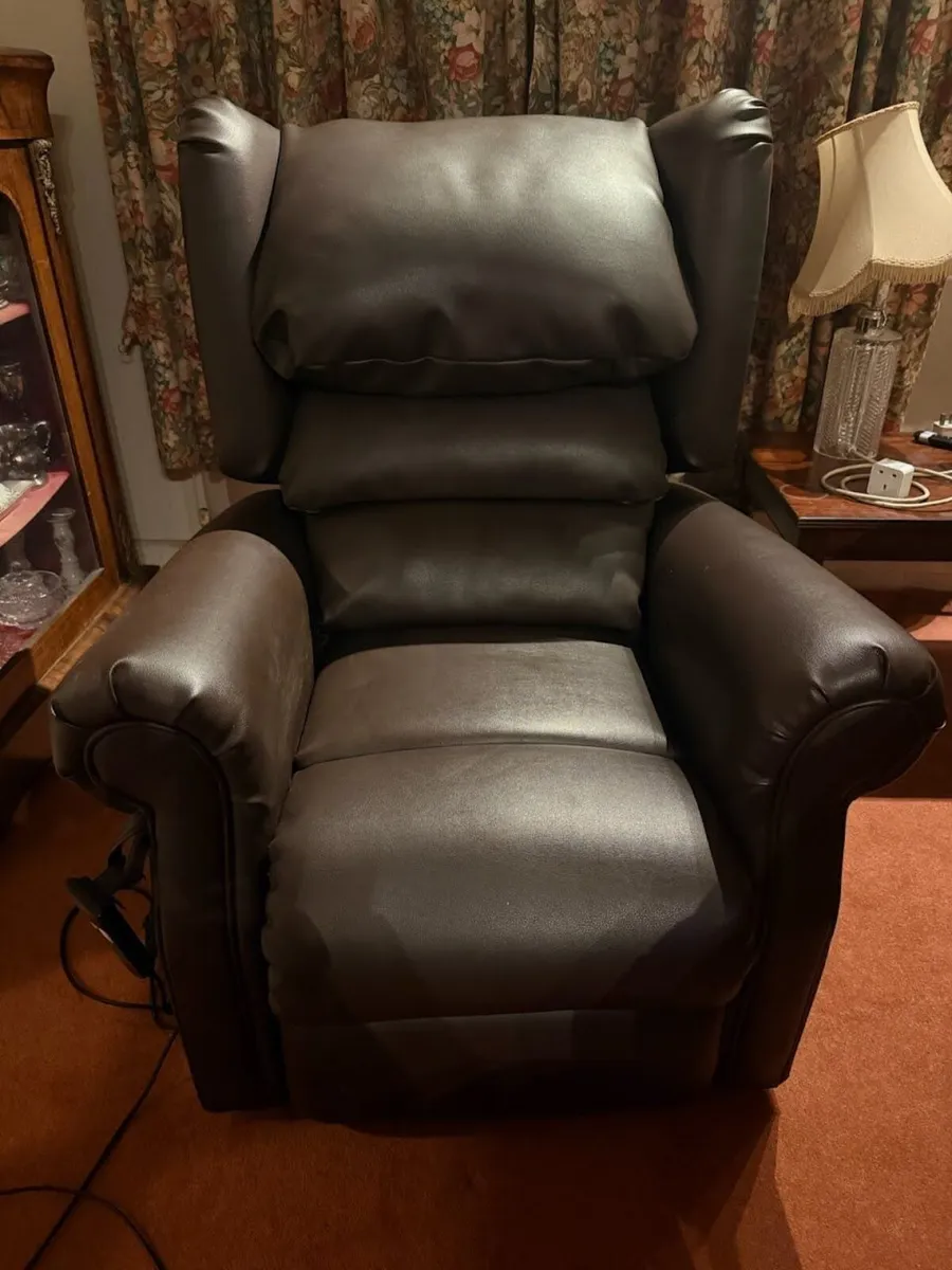 Lift and rise electric recliner arm chair - Image 1