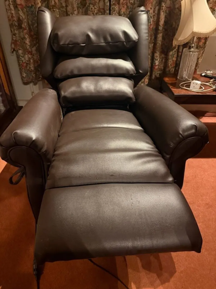 Lift and rise electric recliner arm chair - Image 2