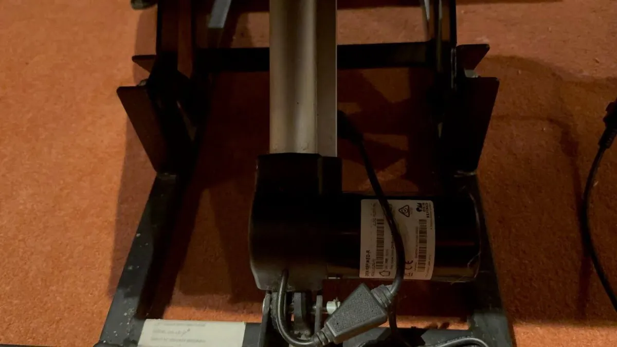 Lift and rise electric recliner arm chair - Image 3
