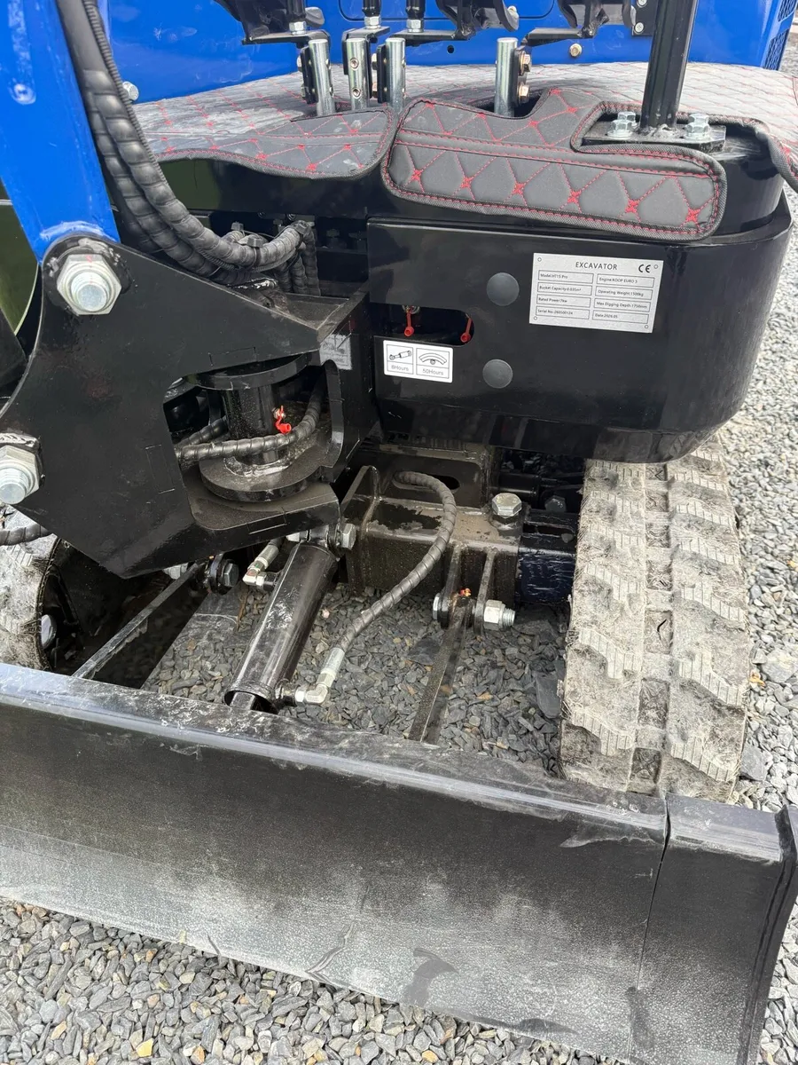 mini digger 1.5t - Image 3