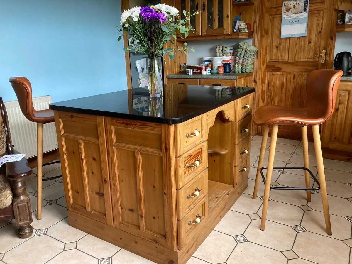 Kitchen island - Image 1