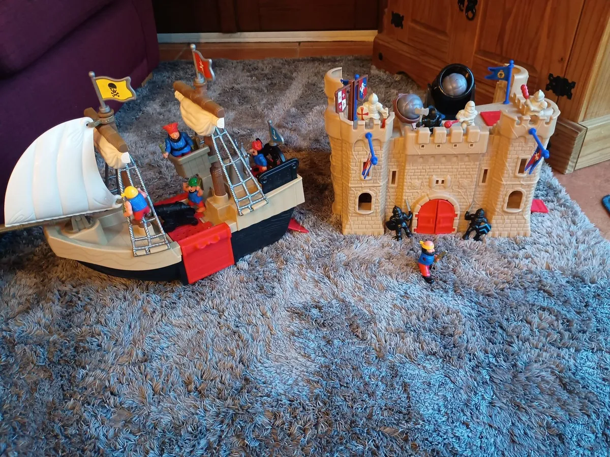 Pirate ship and castle - Image 2