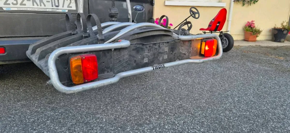 Thule 3 bike tilting towbar rack - Image 2