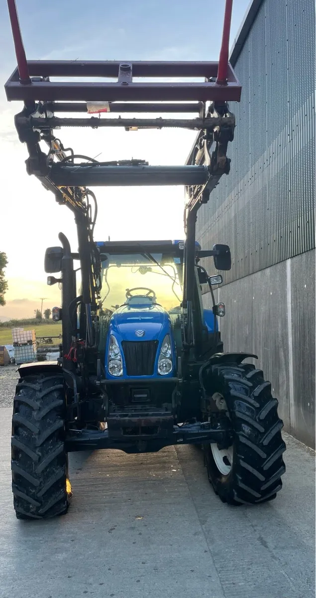 New Holland T6020 with loader - Image 3