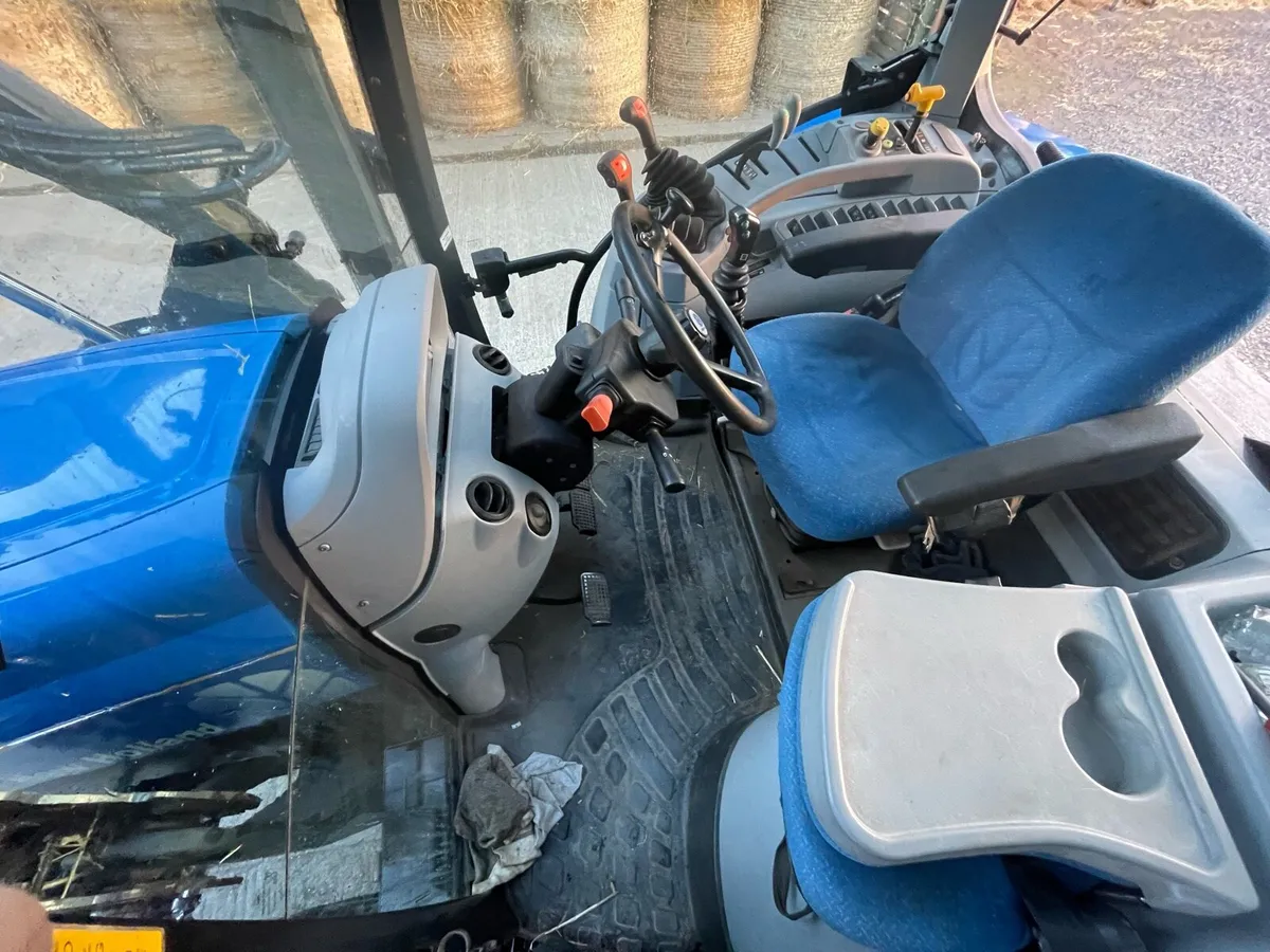 New Holland T6020 with loader - Image 4