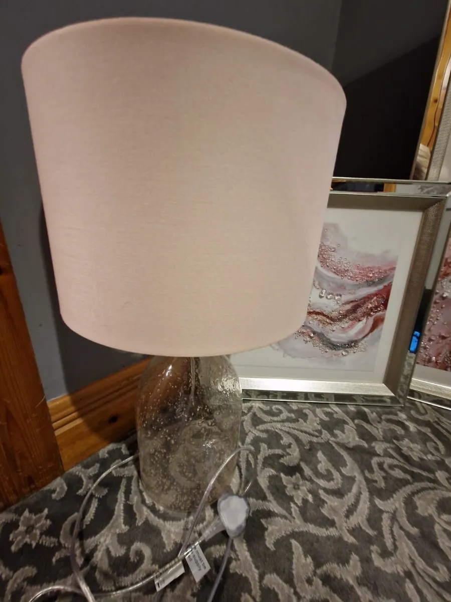 Pictures and lamp - Image 1