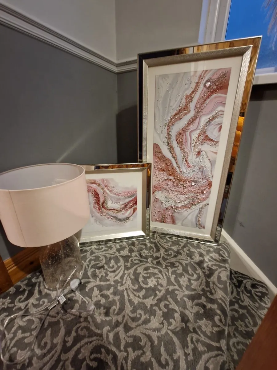Pictures and lamp - Image 2