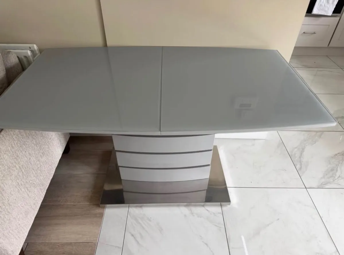 Dining table & Chairs - Image 4