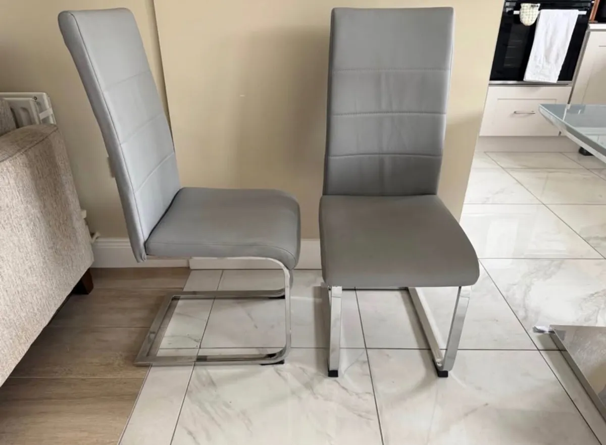 Dining table & Chairs - Image 1