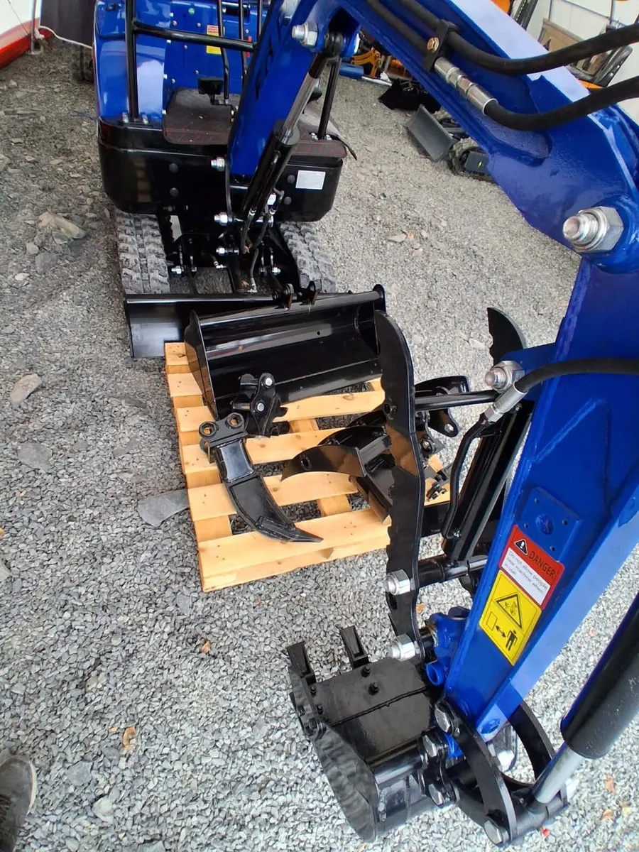 1.5T mini digger - Image 2