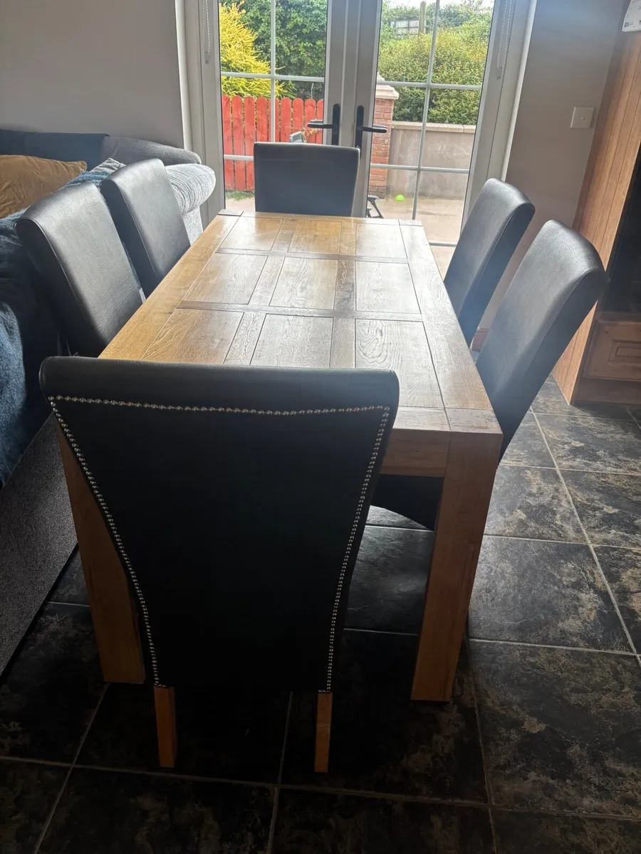 Table and chairs - Image 1