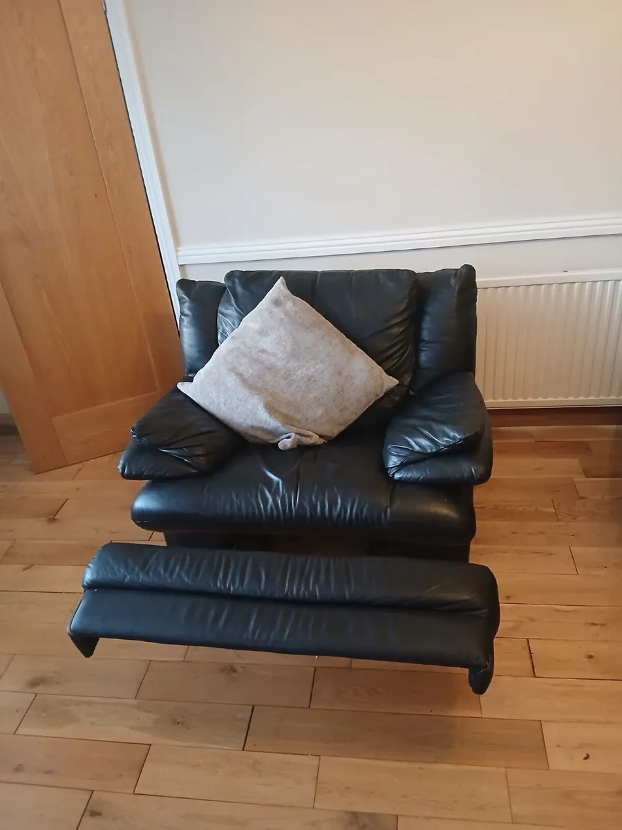 3-2-1 piece black leather sofa set to take away. - Image 2