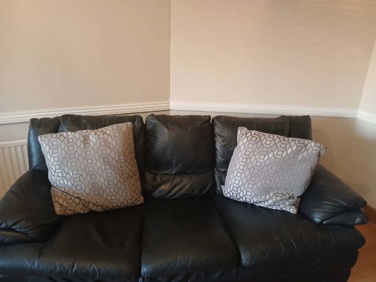 3-2-1 piece black leather sofa set to take away. - Image 1