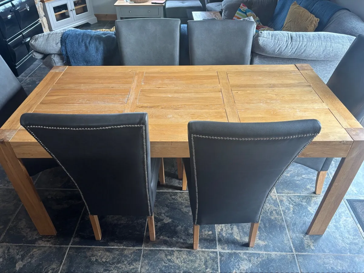 Table and chairs - Image 4