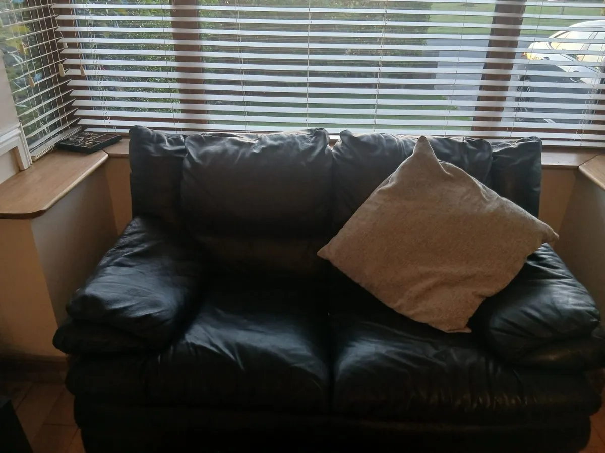 3-2-1 piece black leather sofa set to take away. - Image 3
