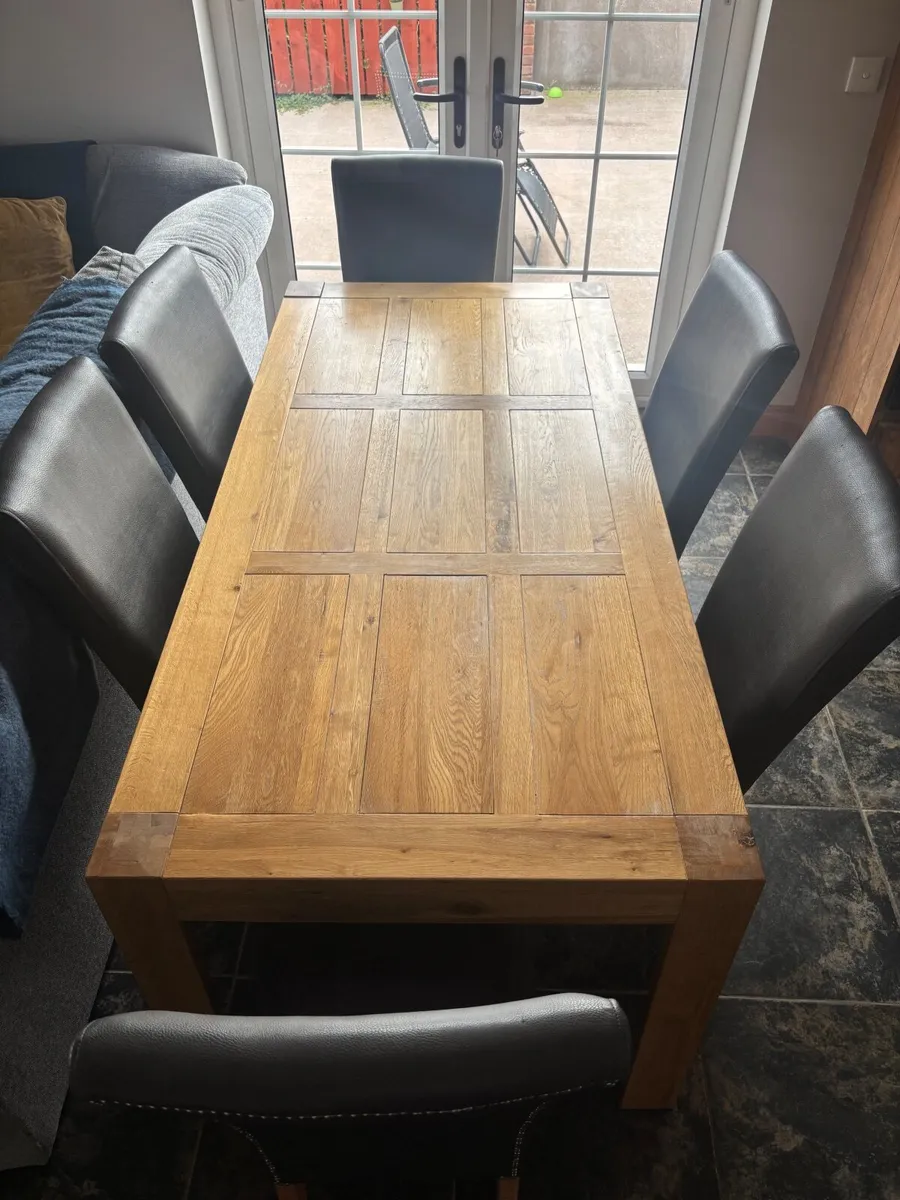 Table and chairs - Image 3