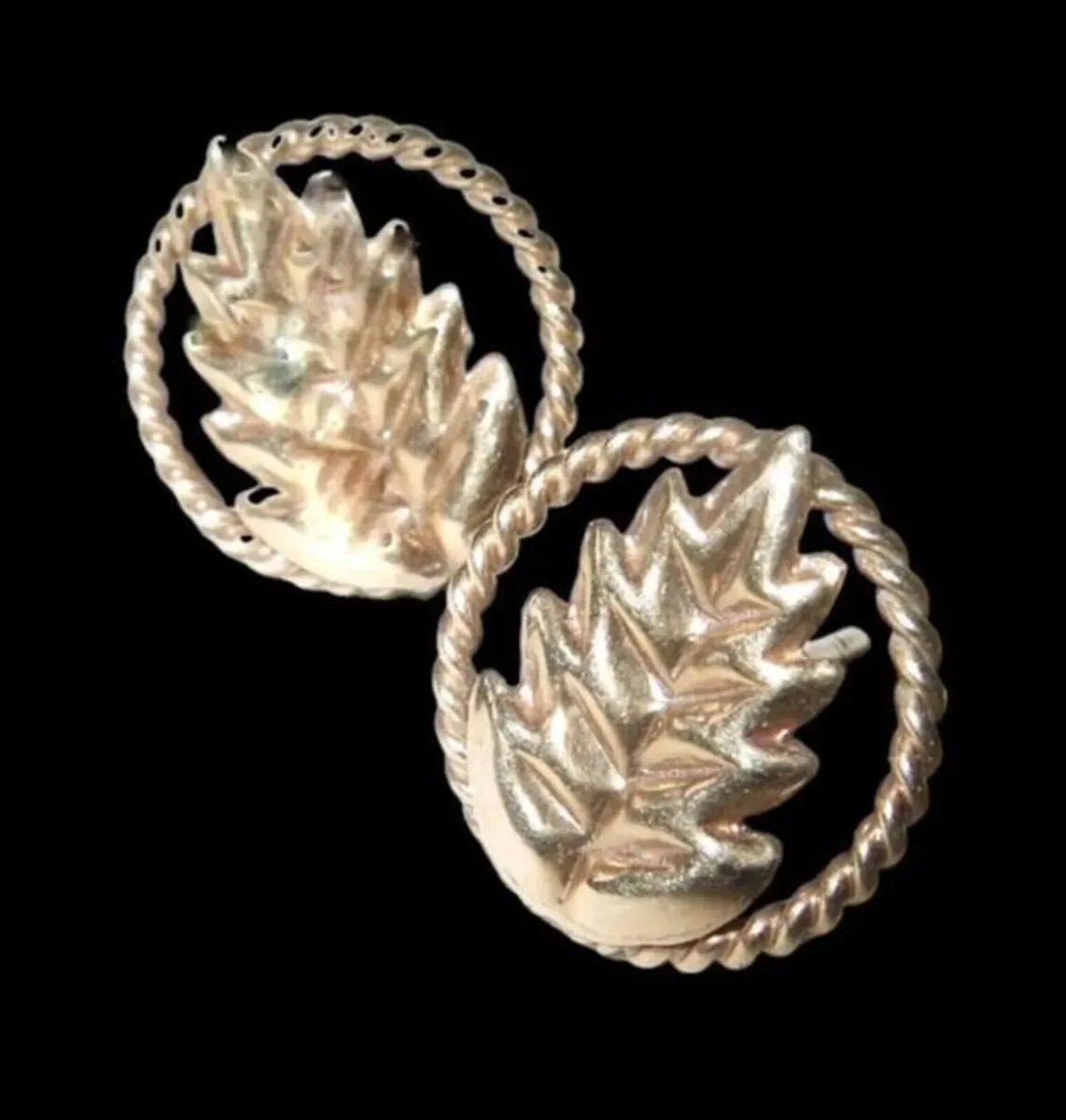 Vintage Hallmarked 18ct Gold Leaf Stud Earrings - Image 2