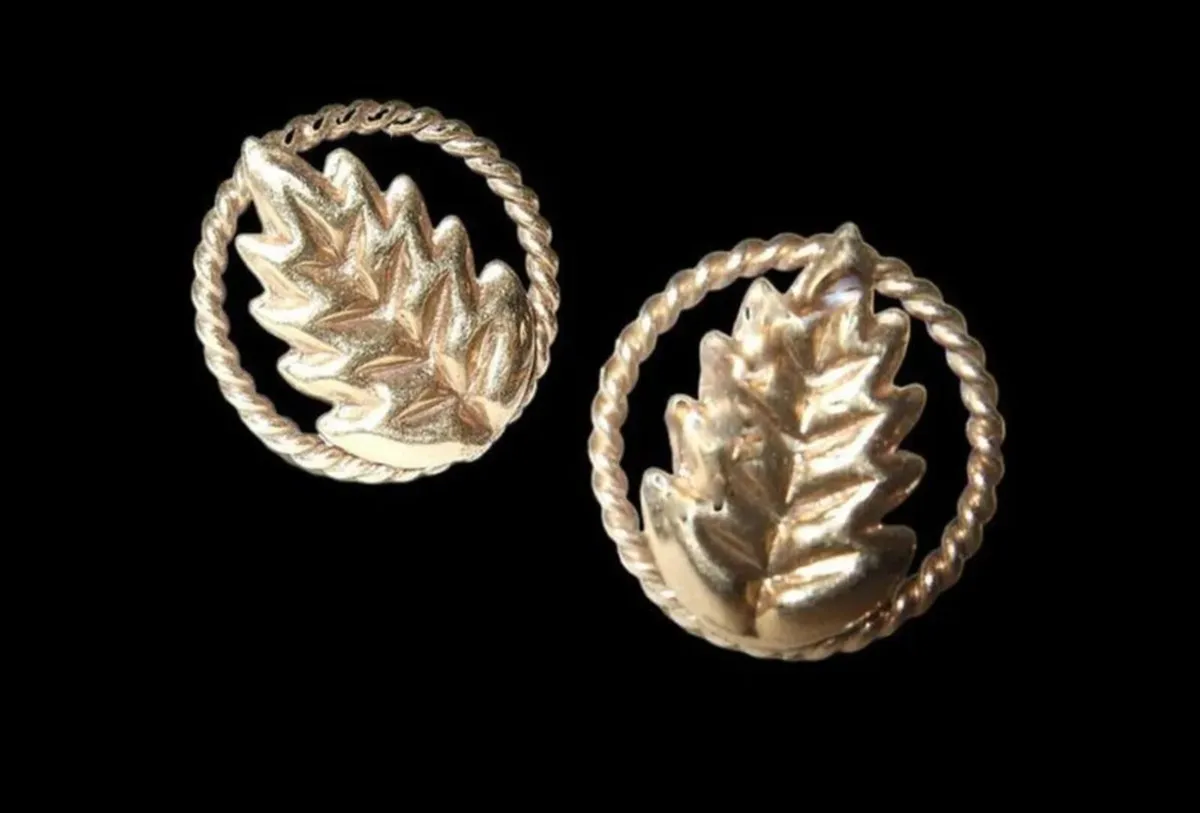 Vintage Hallmarked 18ct Gold Leaf Stud Earrings - Image 1