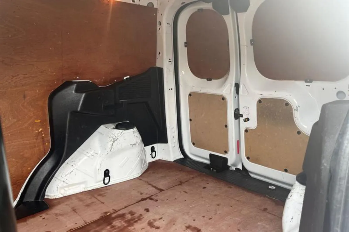 Ford Transit Courier 1.0 EcoBoost Limited  [6 Spee - Image 4