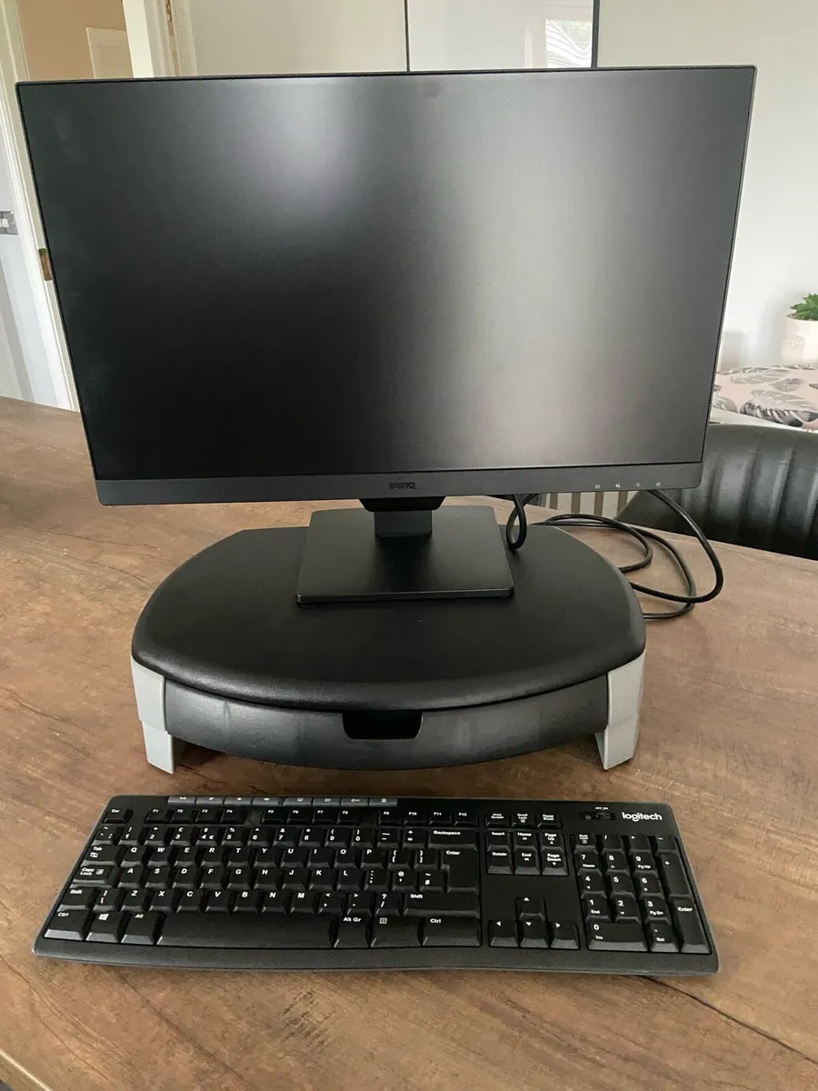 21inch computer monitor with keyboard - Image 2