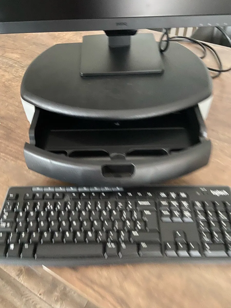 21inch computer monitor with keyboard - Image 3