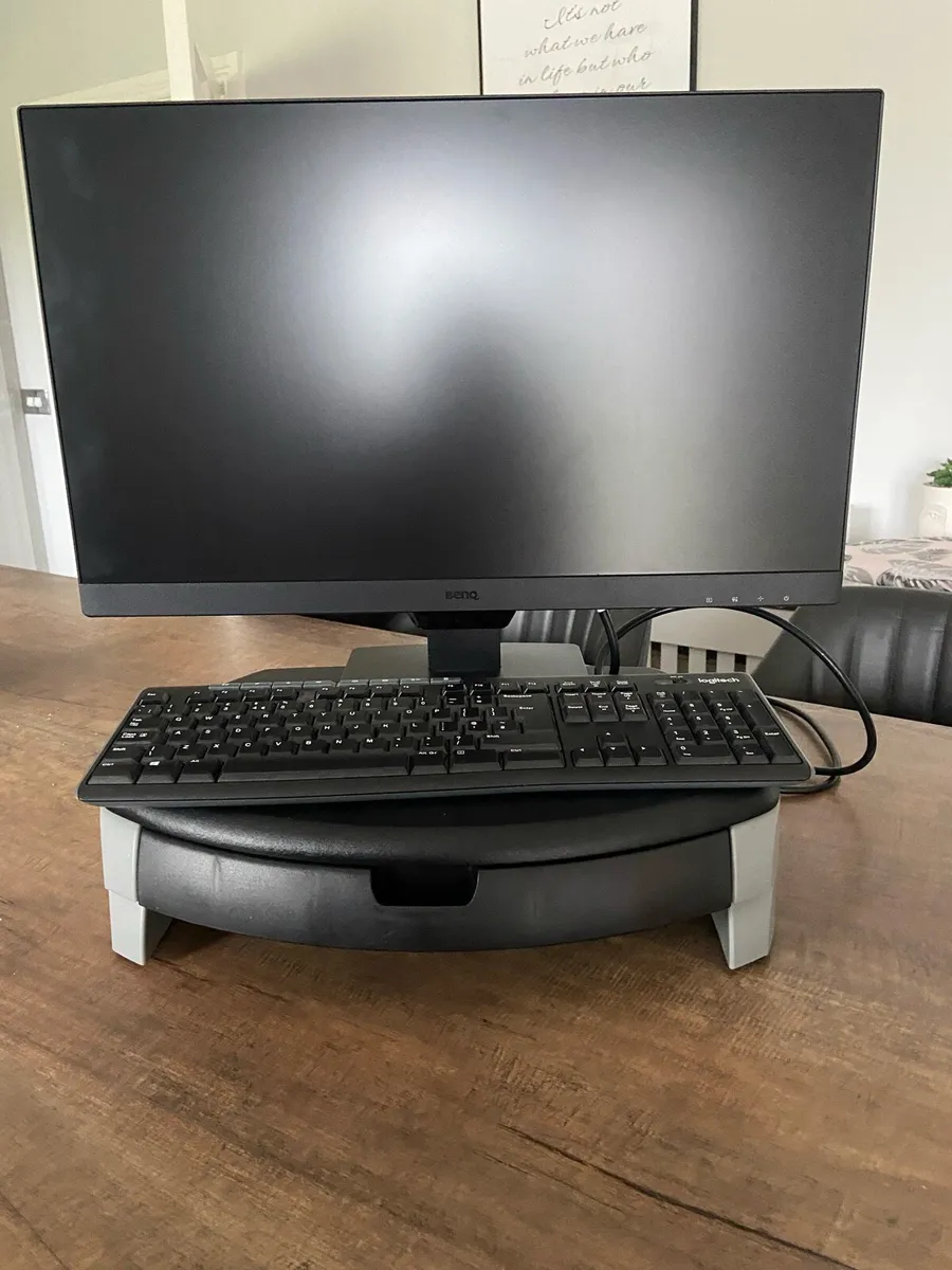 21inch computer monitor with keyboard - Image 4
