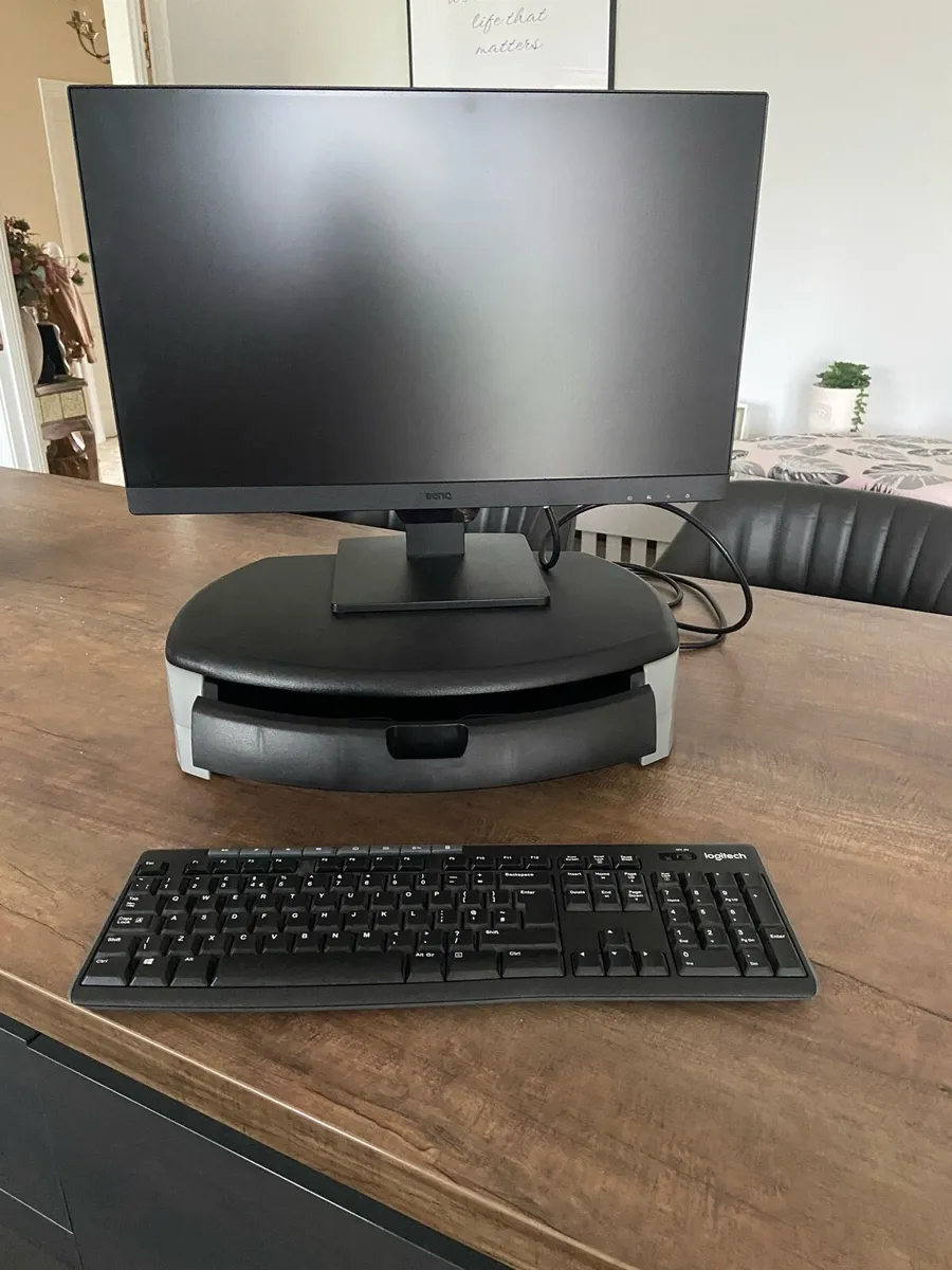 21inch computer monitor with keyboard - Image 1
