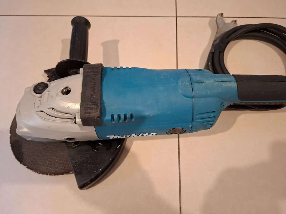 Makita GA9020 230mm 9" Angle Grinder 110v - Image 3
