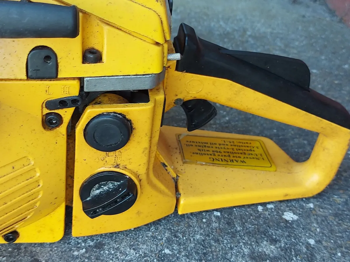 Petrol Chainsaw in new condition - Image 2