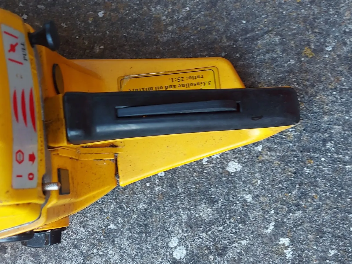 Petrol Chainsaw in new condition - Image 3