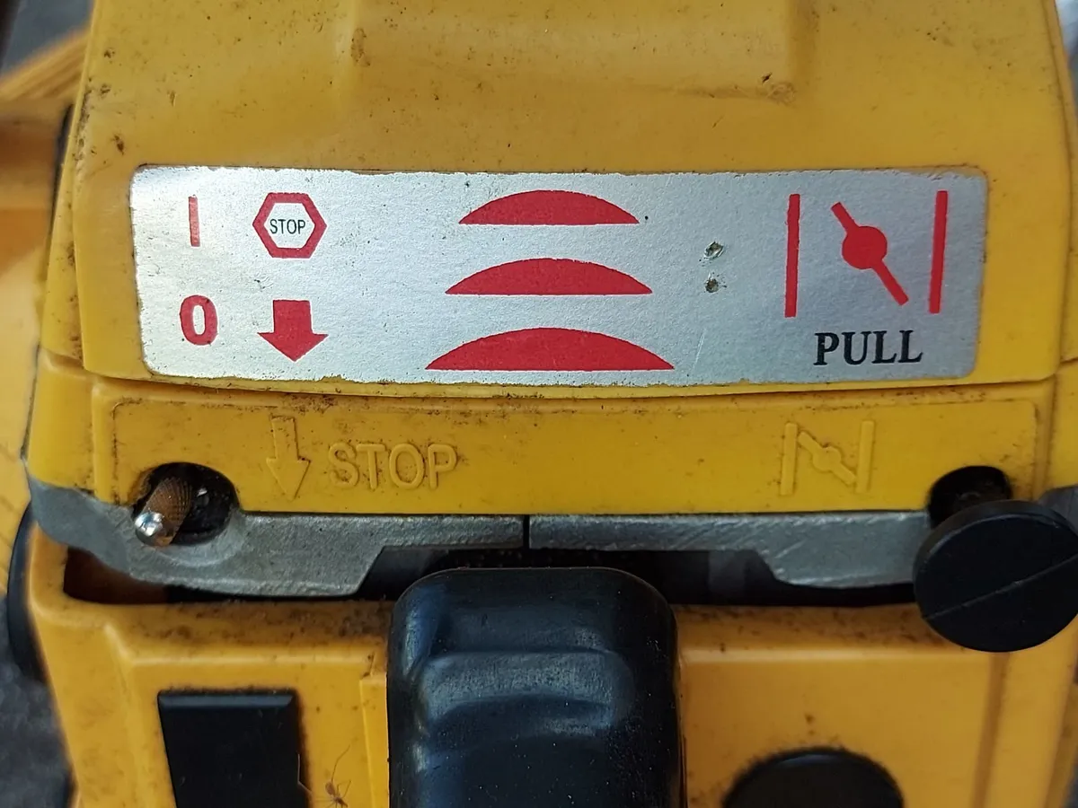 Petrol Chainsaw in new condition - Image 4