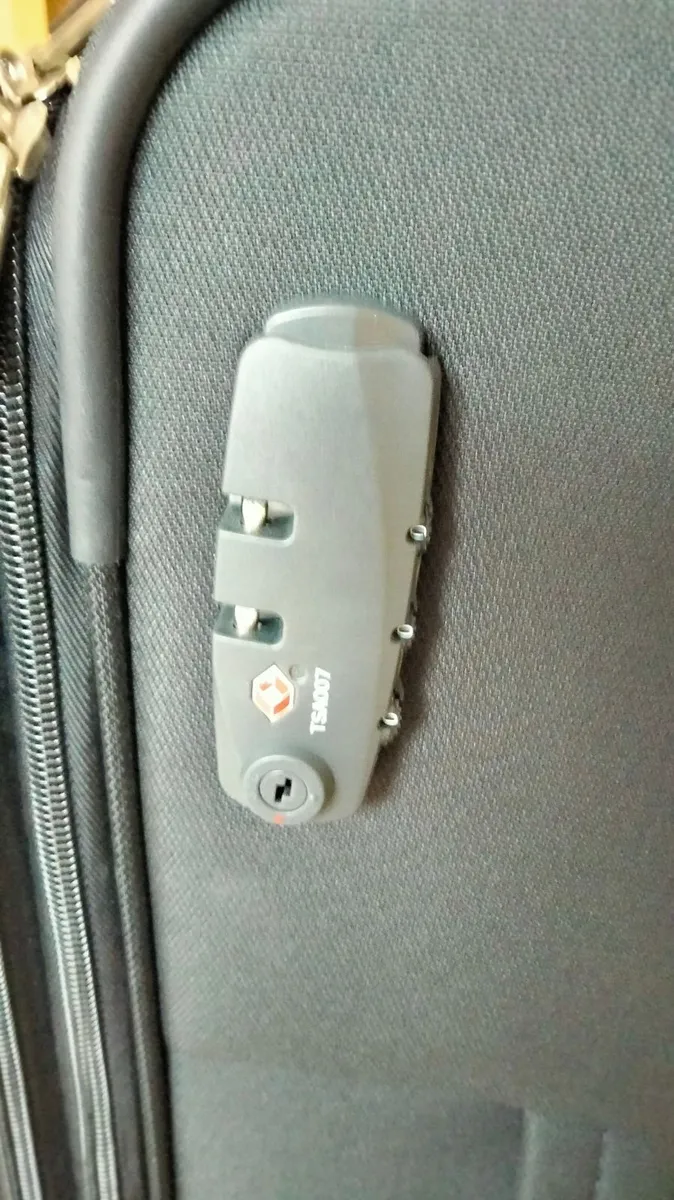 Samsonite spinner luggage - Image 3