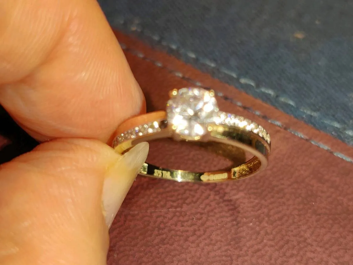 DAZZLING CHUNKY CROSSOVER, 9CT Gold New Ring ! - Image 2
