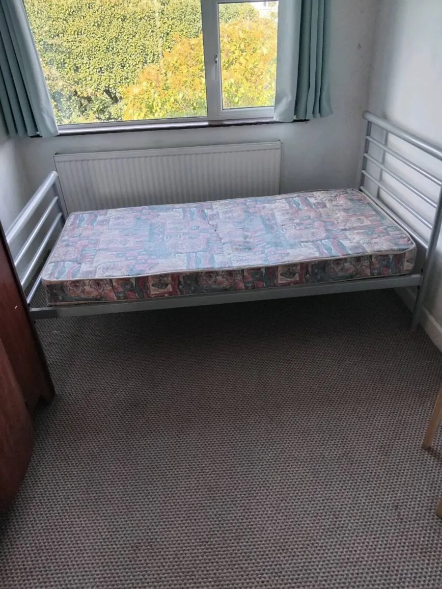 Single bed - Image 1