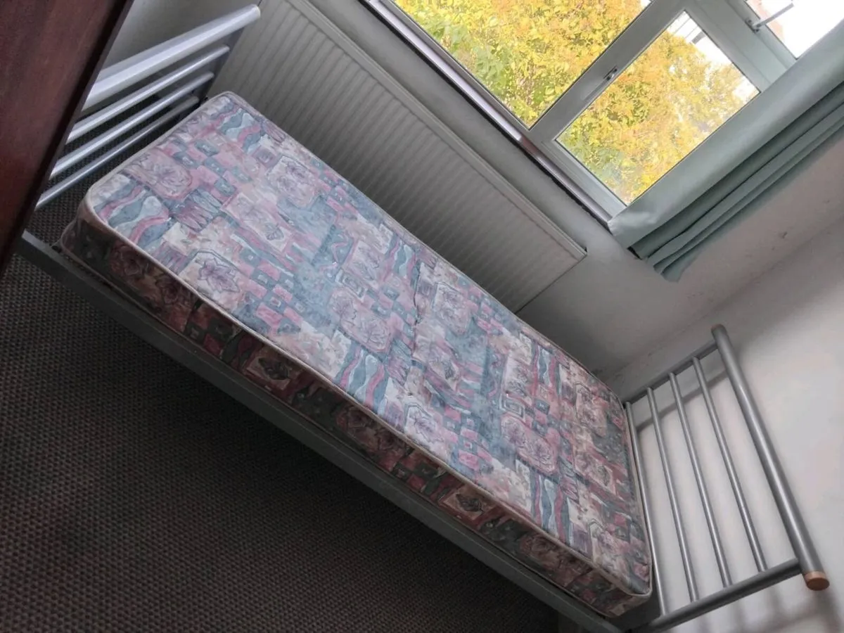 Single bed - Image 2