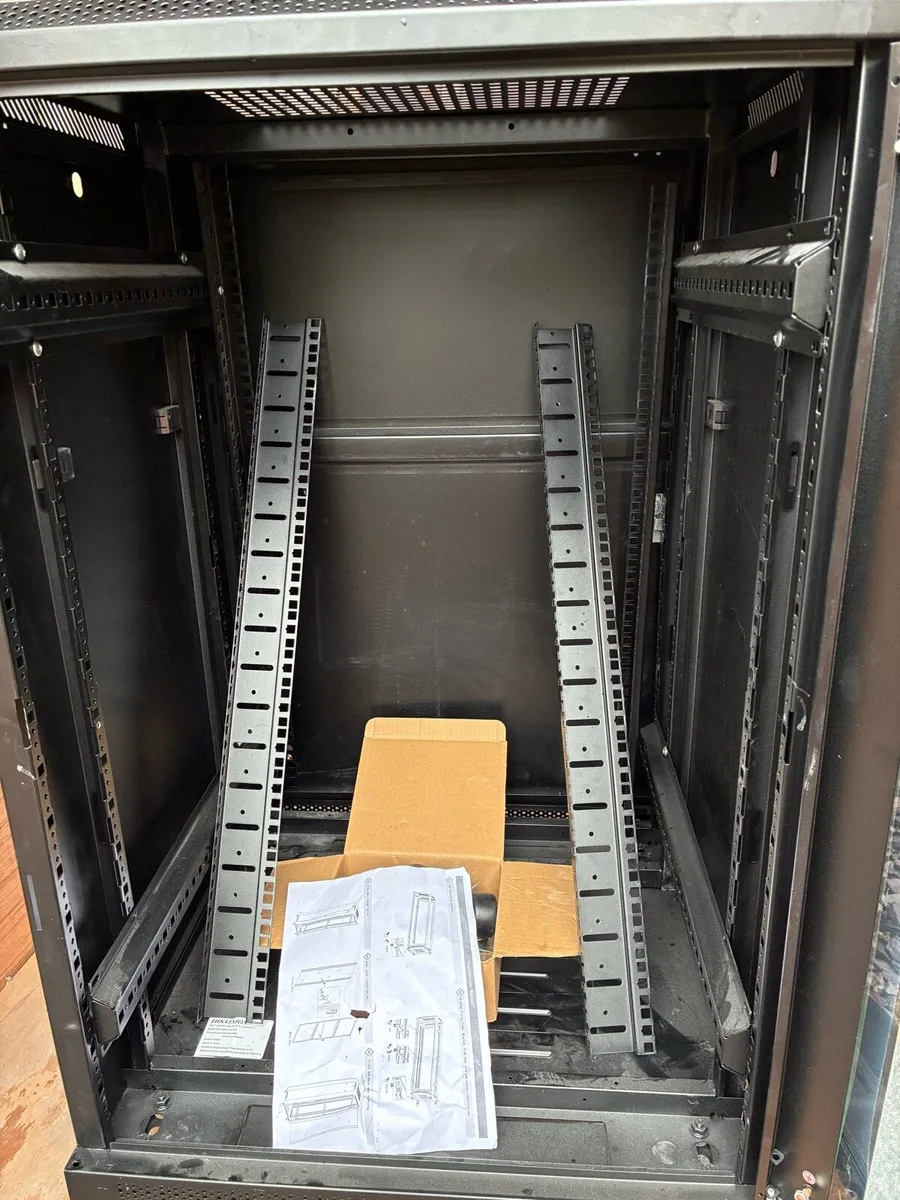 Comms server cabinet - Image 3