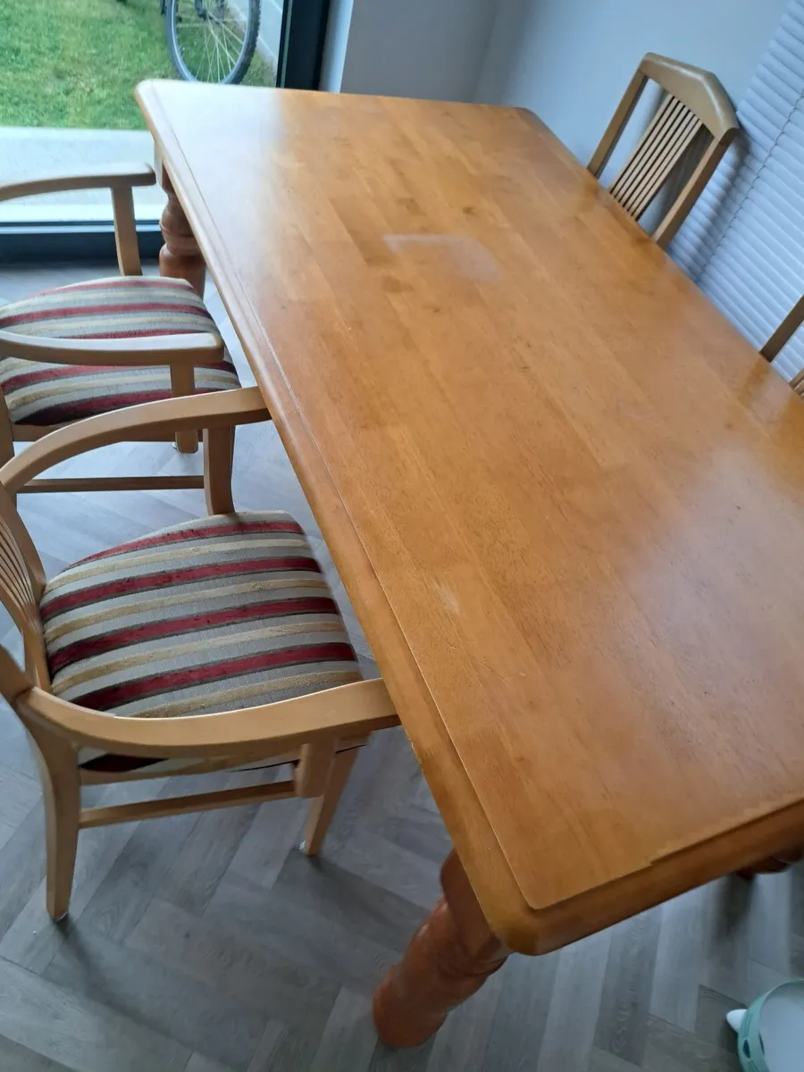 Kitchen table and chairs - Image 1