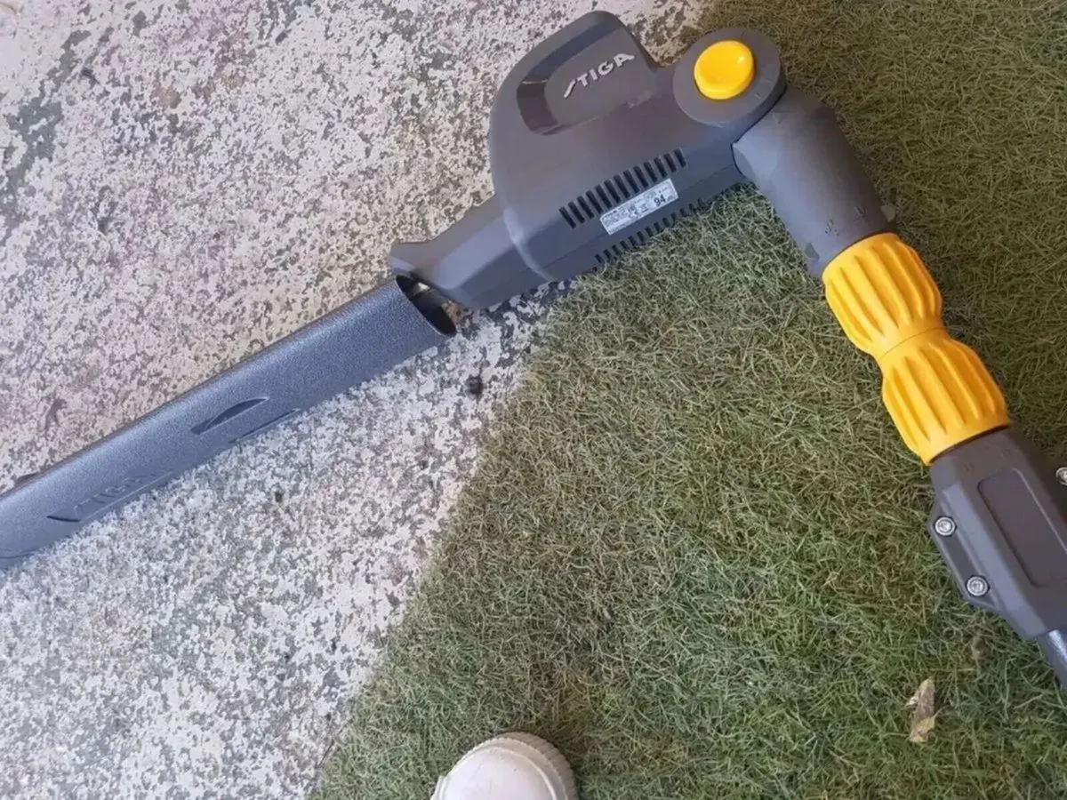 BATTERY POLE HEDGETRIMMER - FOR HIRE - Image 2