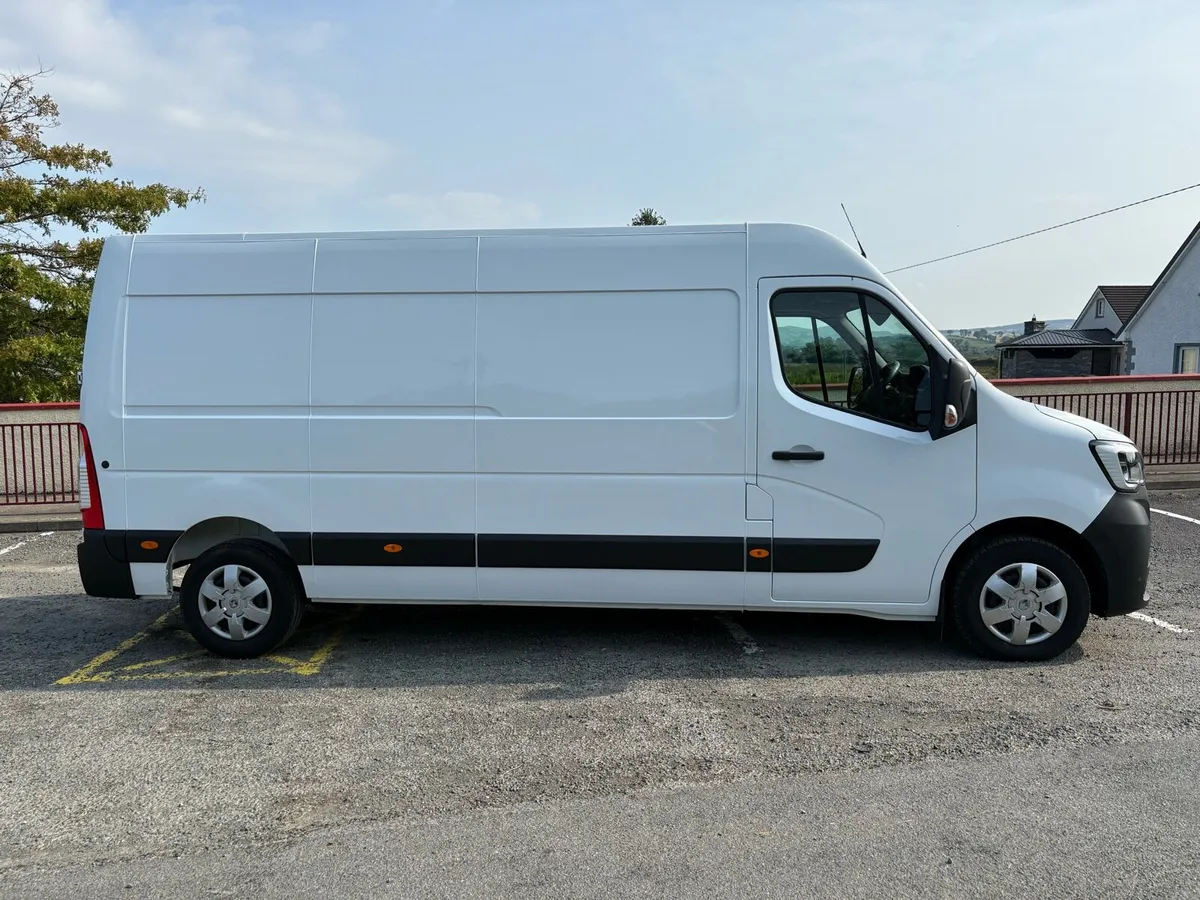 2023 (232) RENAULT MASTER LM35 LOW MILEAGE - Image 2