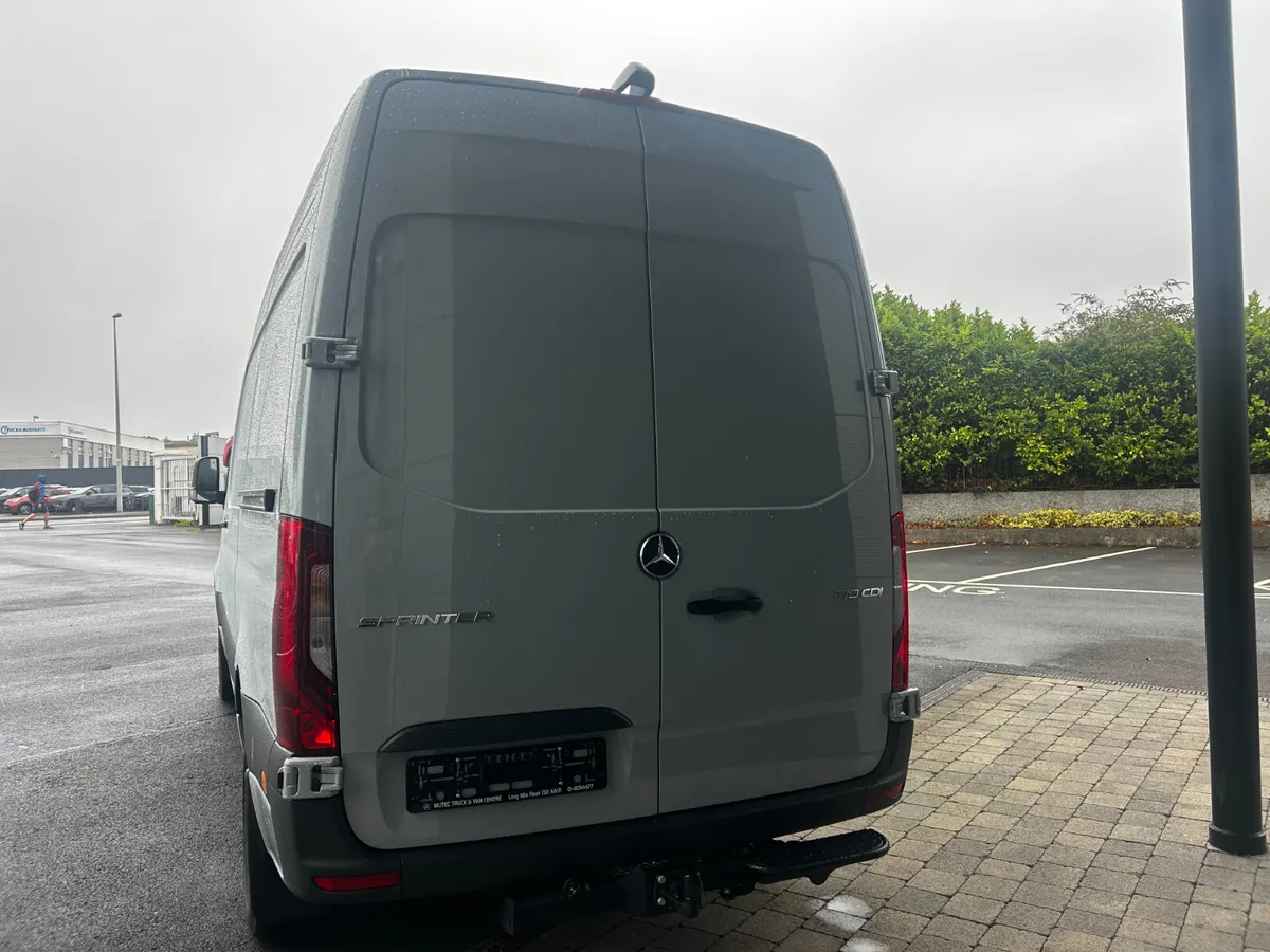 Mercedes-Benz Sprinter 319 Panel Van SELECT L2H2 - Image 4
