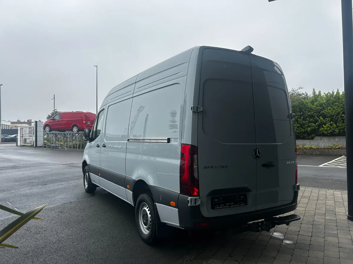 Mercedes-Benz Sprinter 319 Panel Van SELECT L2H2 - Image 3