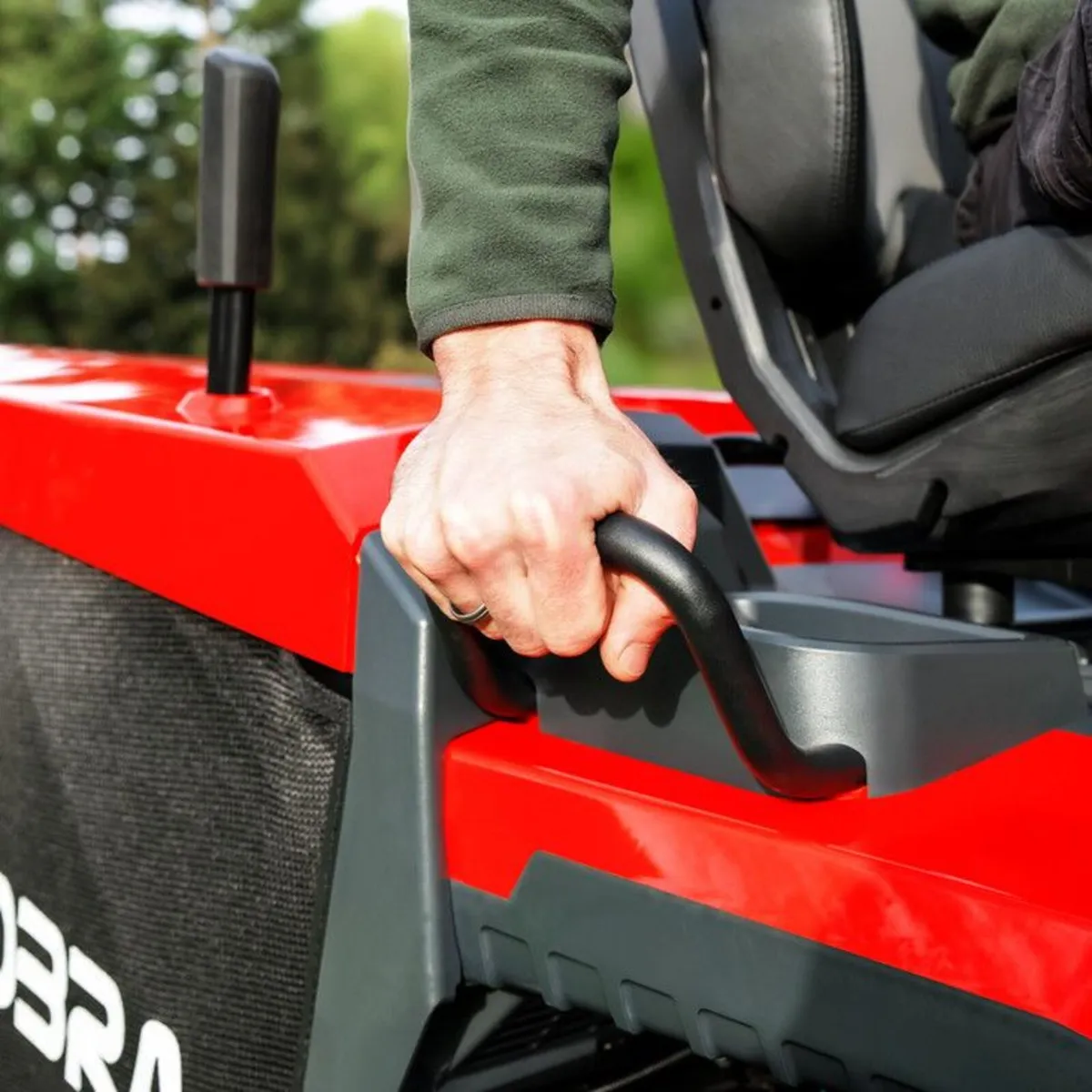 COBRA LTX92HRL Ride-on Lawnmower - Image 2