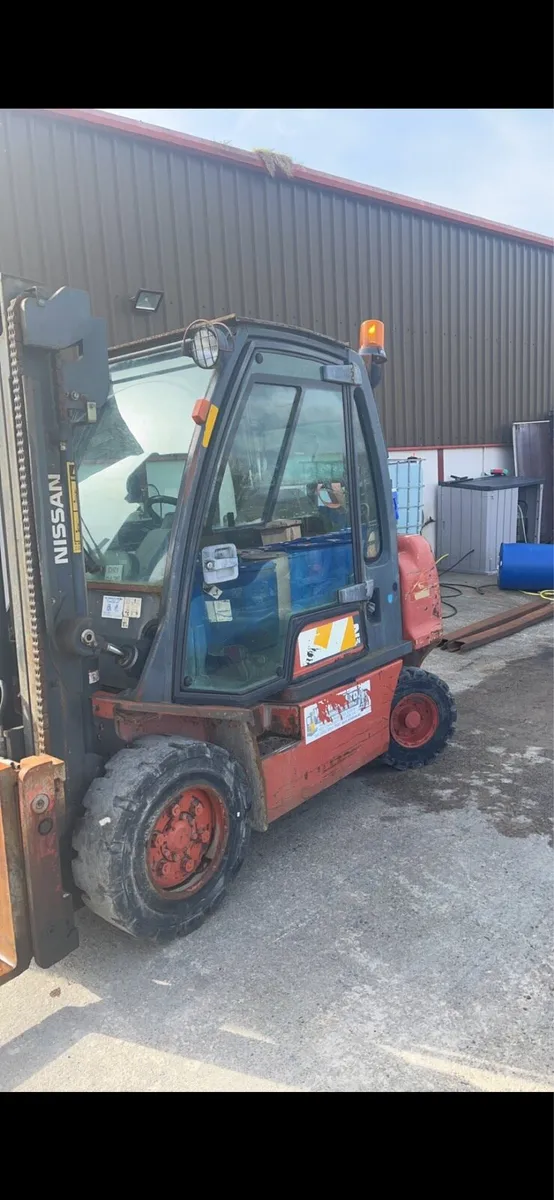 Nissan forklift - Image 1