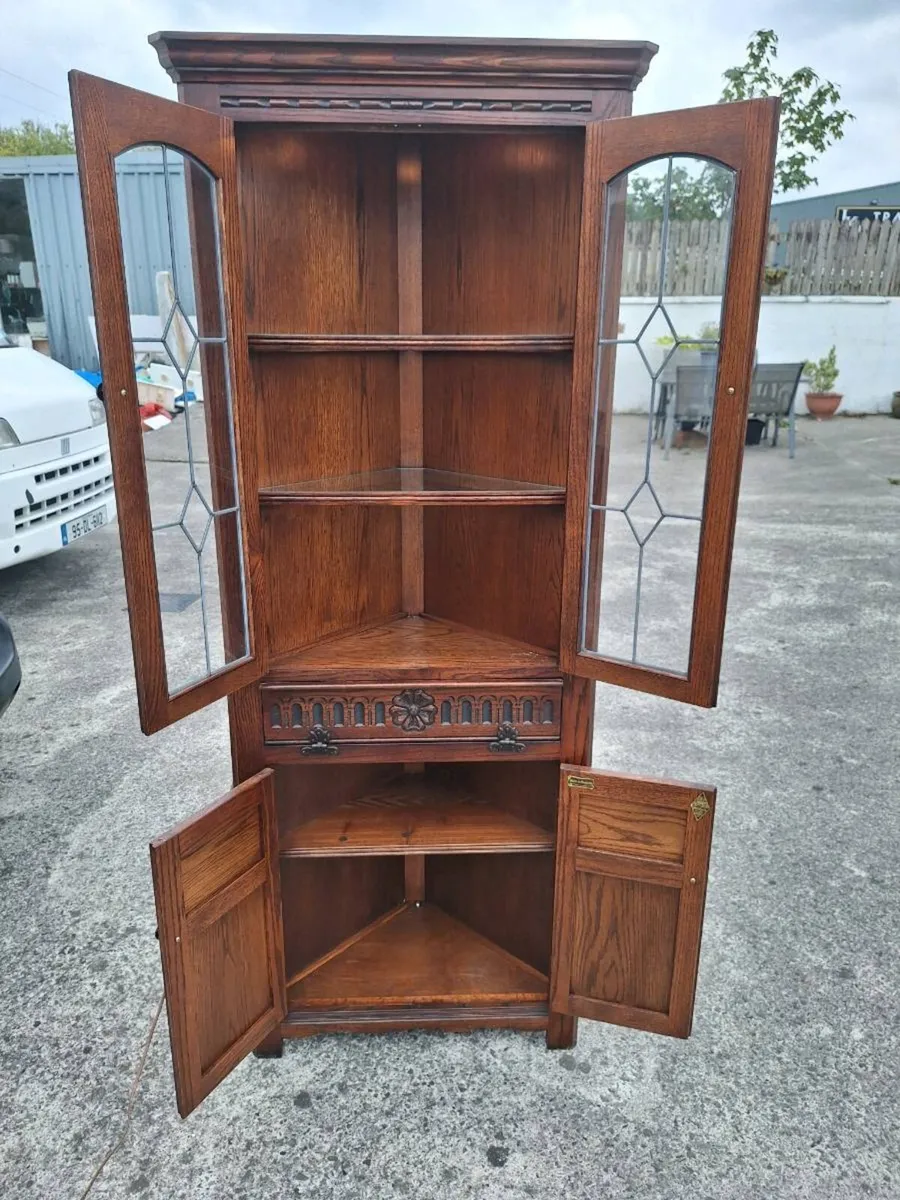 Beautiful ornate corner cabinet - Image 2