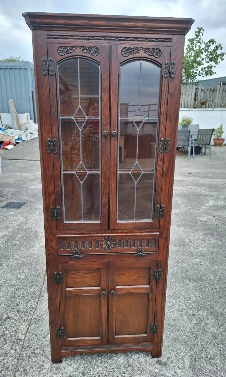 Beautiful ornate corner cabinet - Image 1