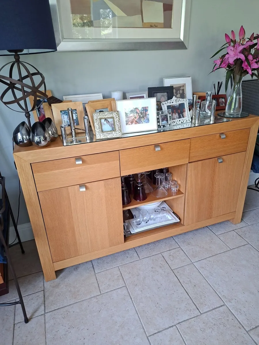 Table and chairsand matching side board - Image 4